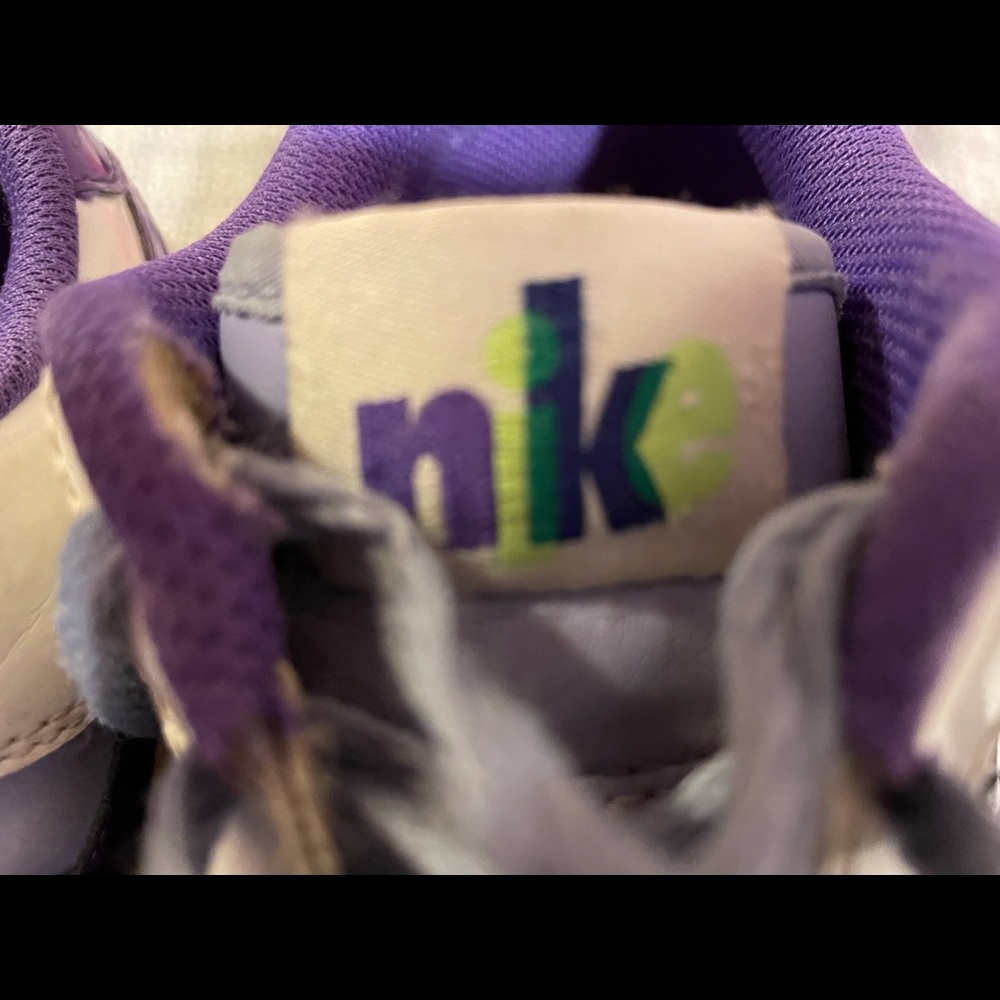 Nike Air white/purple sneaker, 7y. - Picture 7 of 10